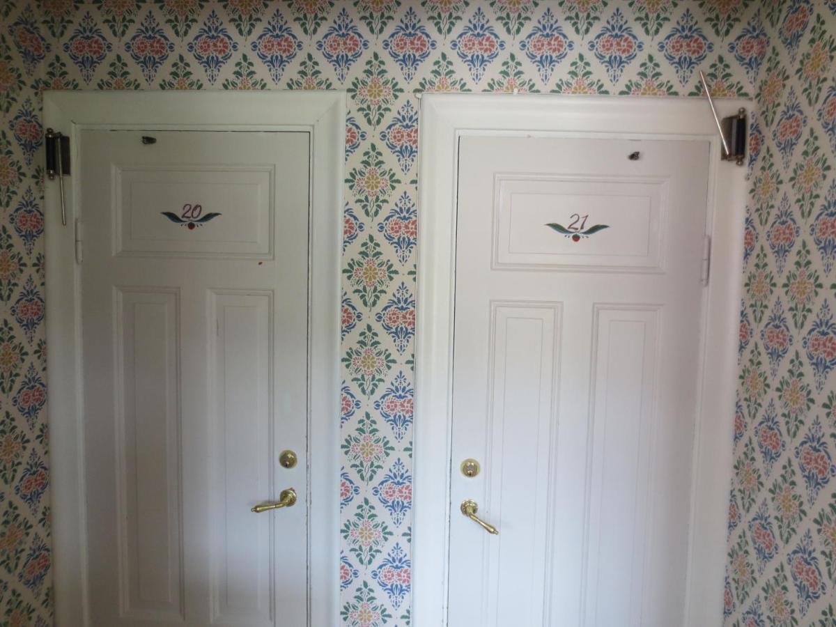 Trebäddsrum med utsikt över trädgården